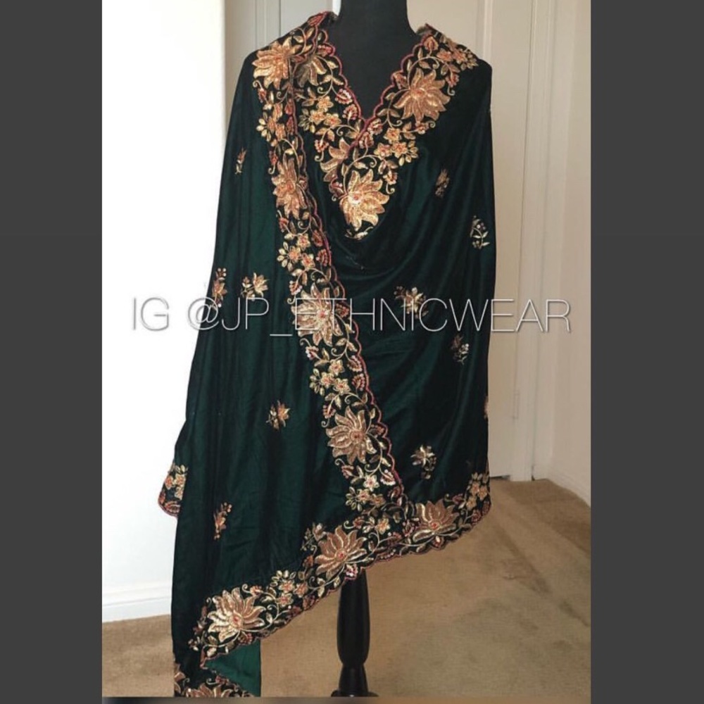 Stall (velvet shawl)